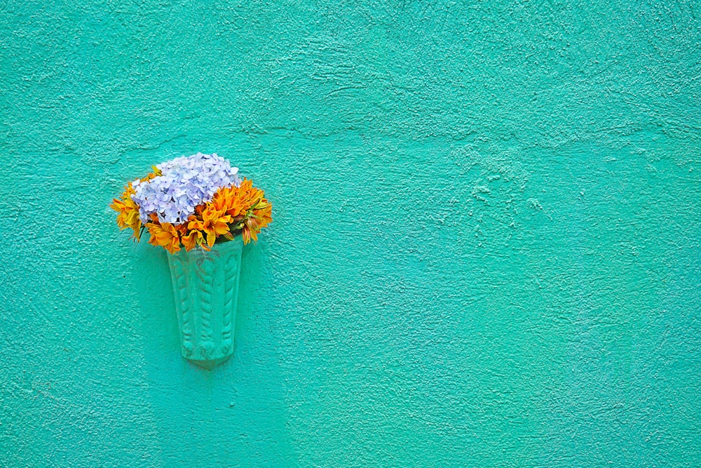 Decoración de flores blancas y naranjas montada en la pared