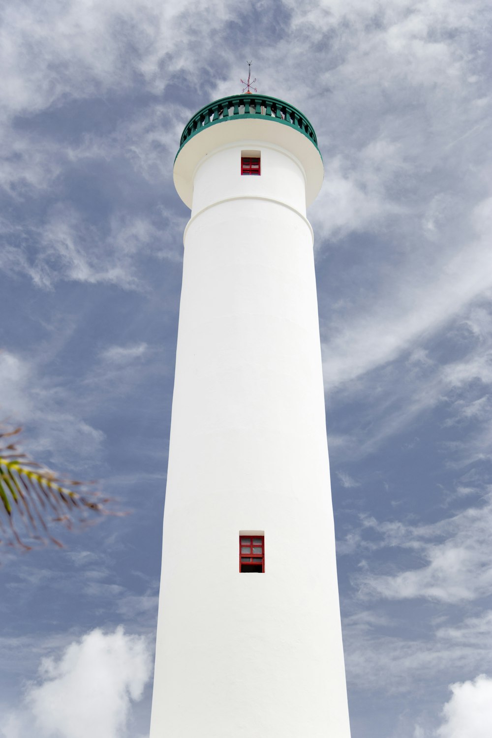 Foto des Leuchtturms unter blauem Himmel