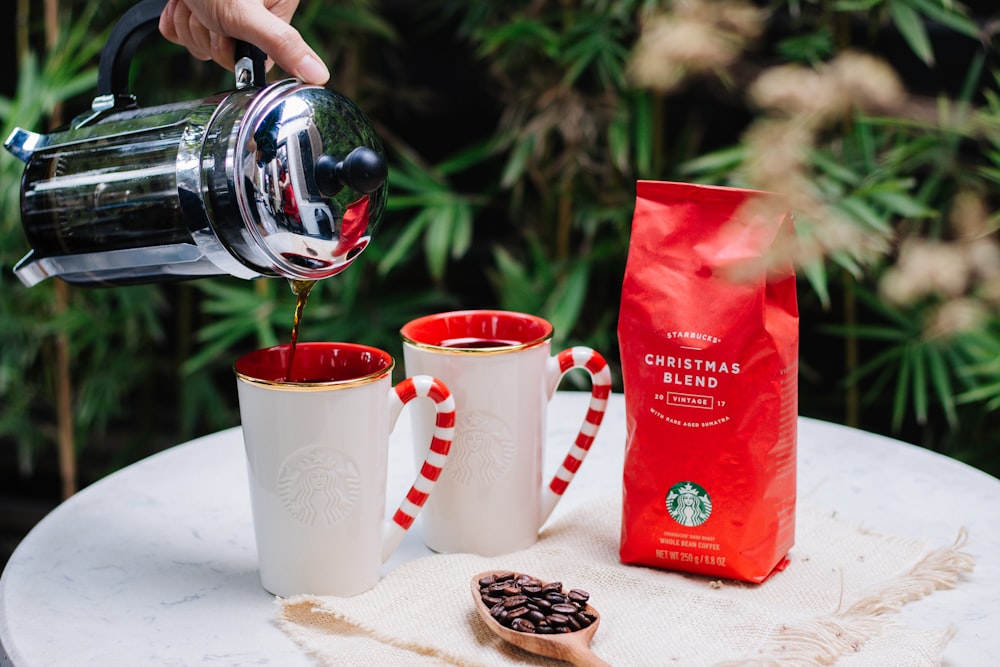 personne versant du café sur la tasse