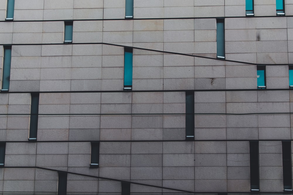 Edificio de hormigón gris durante el día