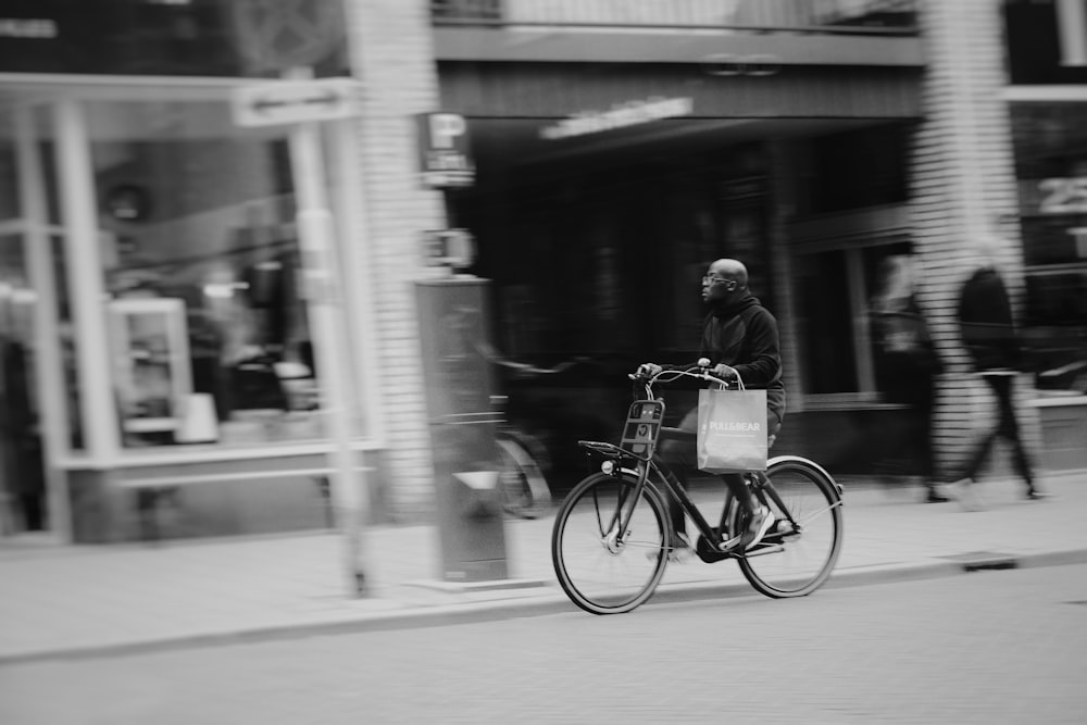 店の近くの道路で自転車に乗る男