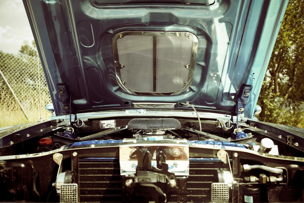 Le compartiment moteur d'une voiture avec son capot ouvert photo – Photo  Moteur Gratuite sur Unsplash