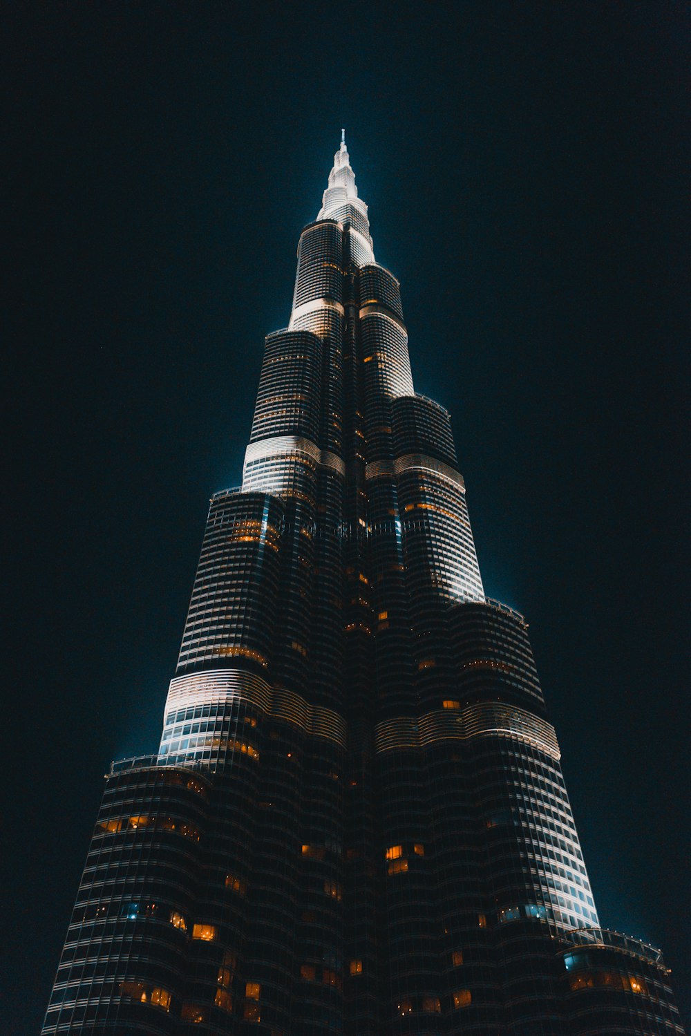 Fotografía de ángulo bajo de edificios de hormigón negro y gris