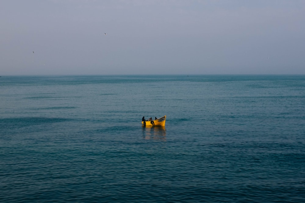 Landschaftsfotografie des gelben Schwimmers, der auf dem Meer schwimmt