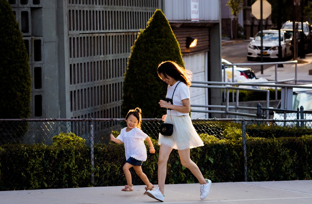 Fotografia de lapso de tempo de homem e menina correndo