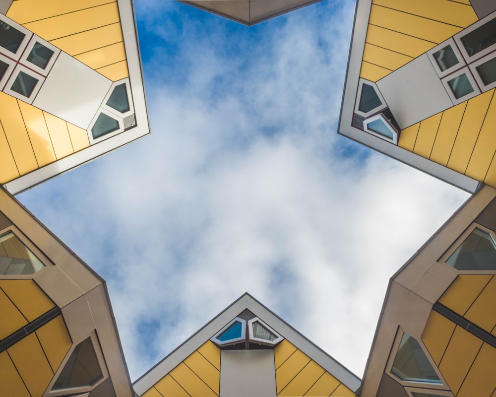 Photographie en contre-plongée du ciel bleu