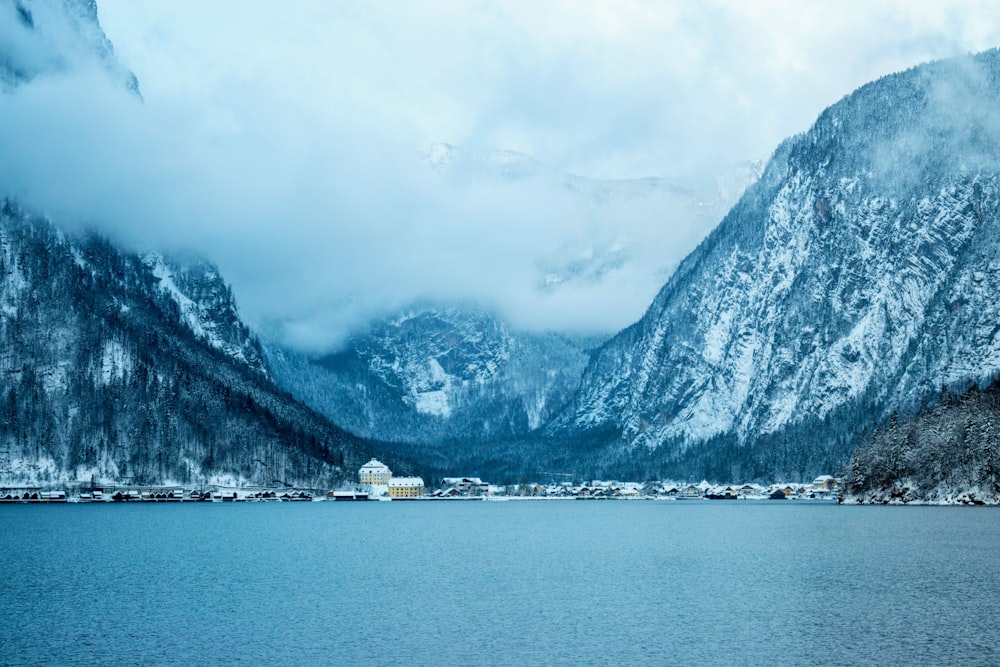 Fotografía de paisajes de los Alpes montañosos cerca de las casas