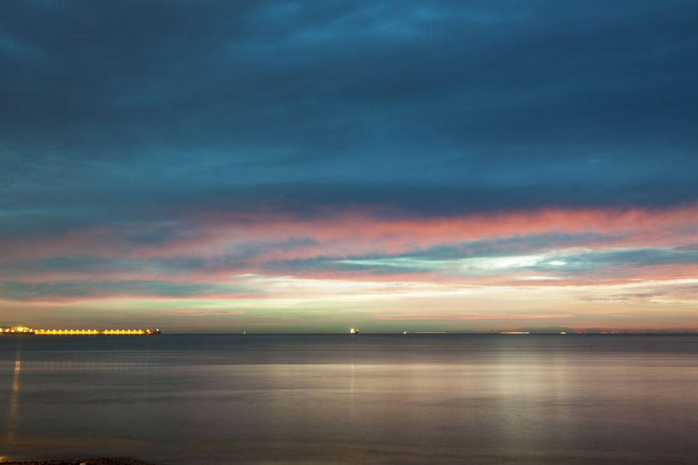 Fotografía panorámica de aguas tranquilas sobre cielos azules