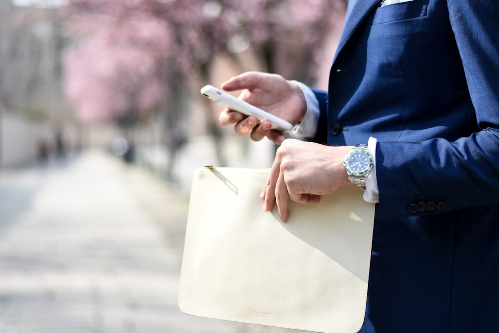 man holding envelope taken at daytime