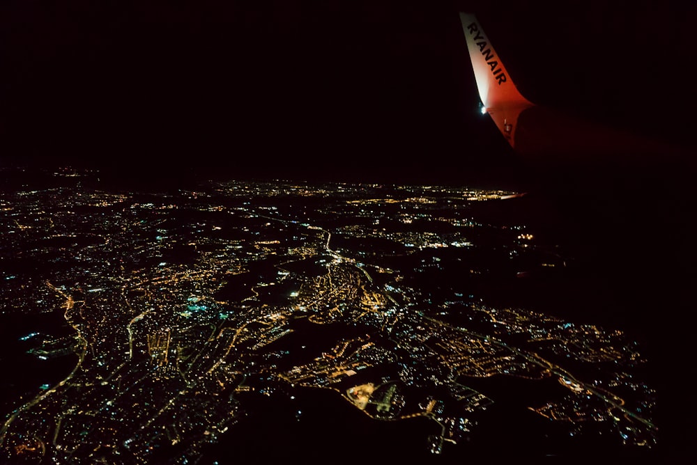 夜間の街脱出の航空写真