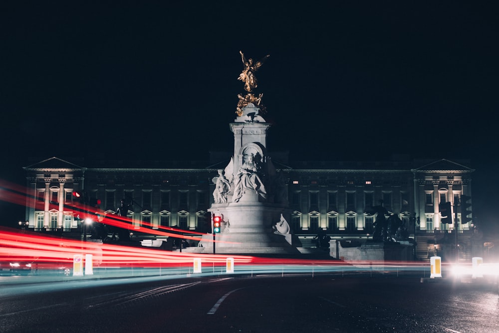 Zeitrafferfotografie von grauem Gebäude und Statue