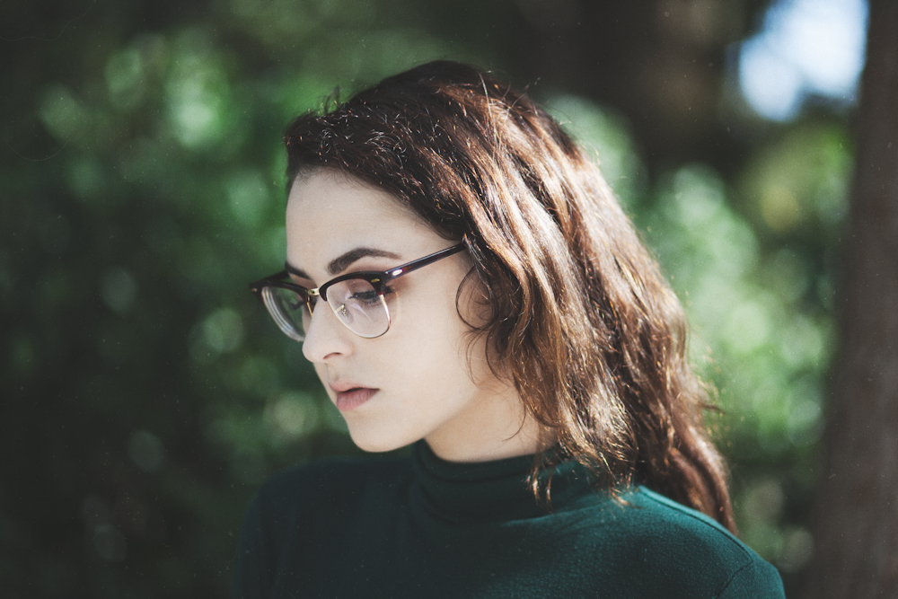 femme portant des lunettes