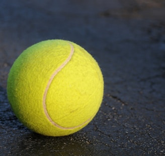 shallow focus photography of tennis ball