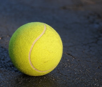 shallow focus photography of tennis ball