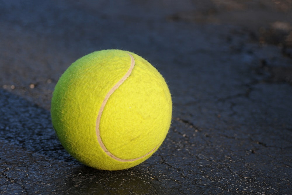 fotografía de enfoque superficial de pelota de tenis