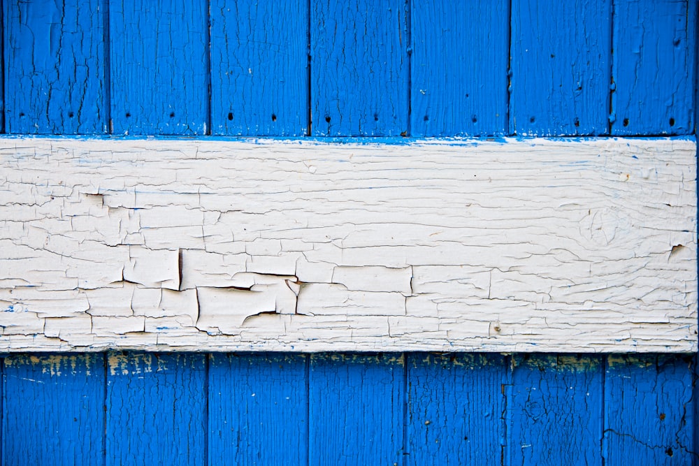 tavola di legno blu e bianca