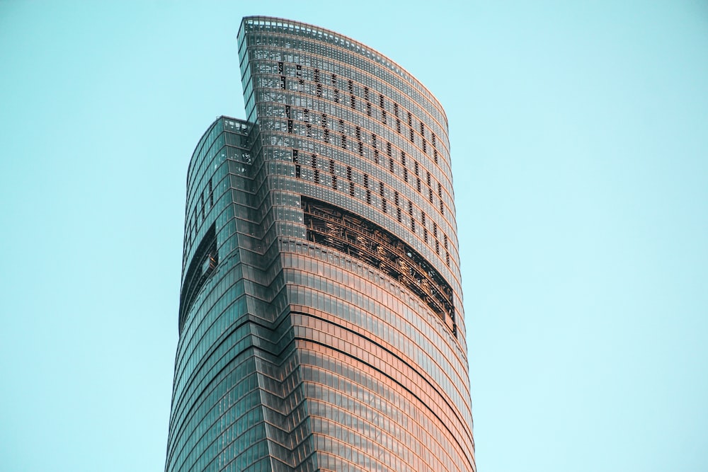 fotografia de baixo ângulo edifício alto de concreto cinza