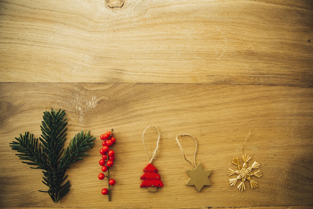 cinque decorazioni assortite per l'albero di Natale su superficie in legno marrone