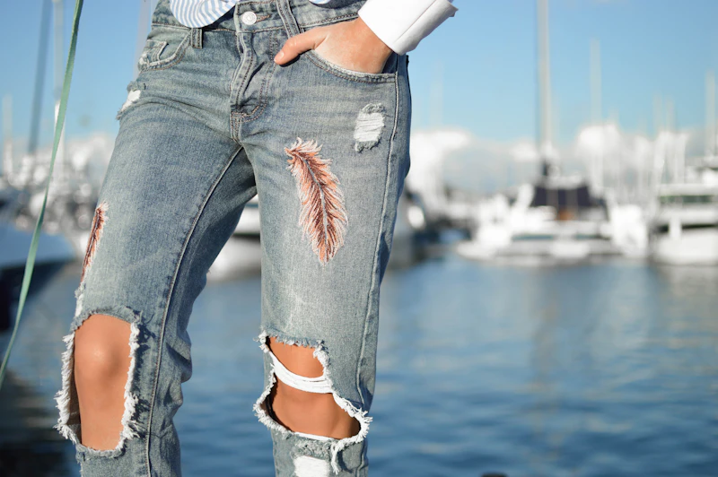 Pantalón cargo con bolsillos laterales