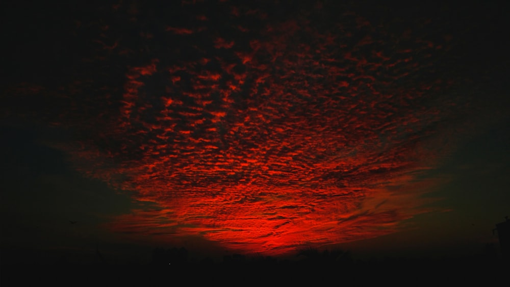 Zeitrafferfotografie der roten Wolkentapete