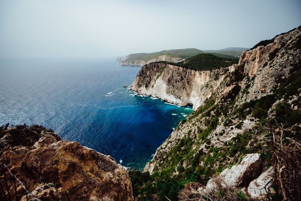 Littoral sous un ciel nuageux