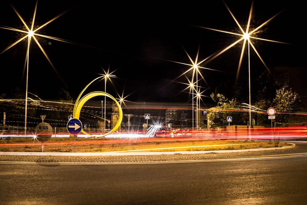 夜間の道路のタイムラプス撮影