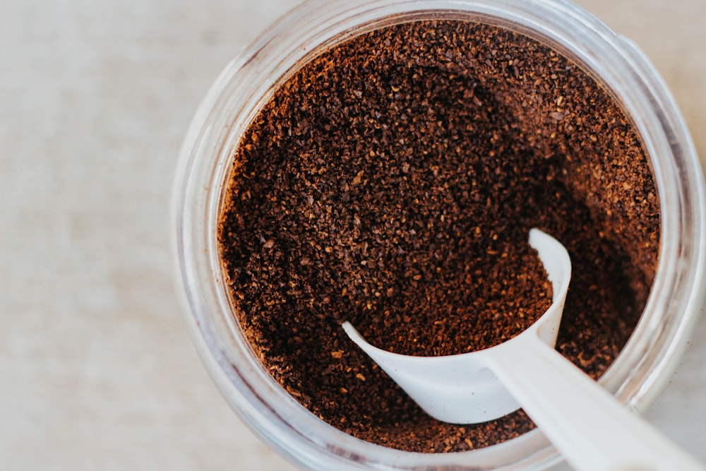 cucchiaio da tavola bianco sul caffè