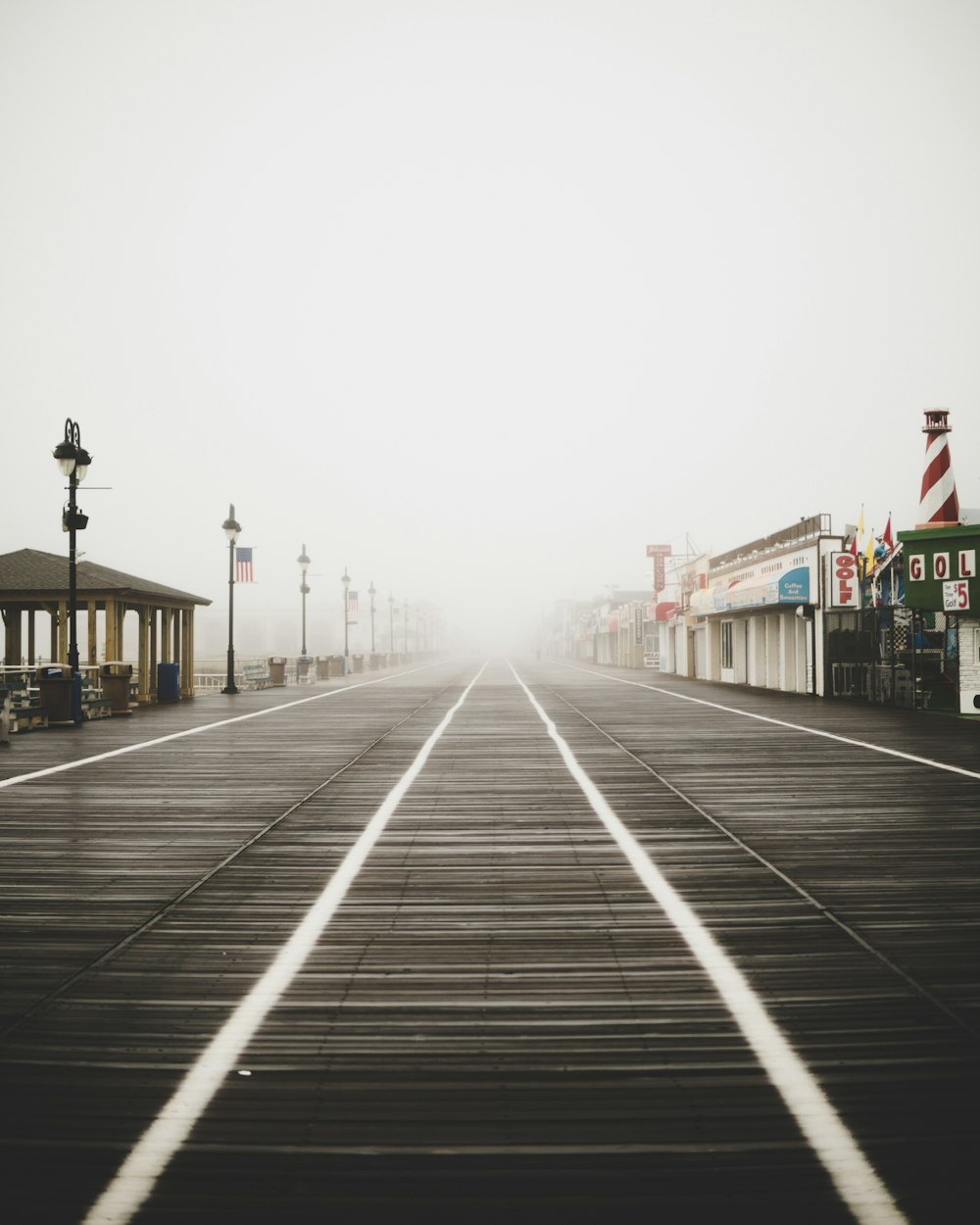 Chemin entre le belvédère et les magasins entourés de brouillard