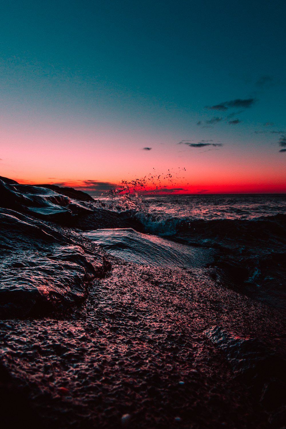 Cuerpo de agua durante la puesta de sol