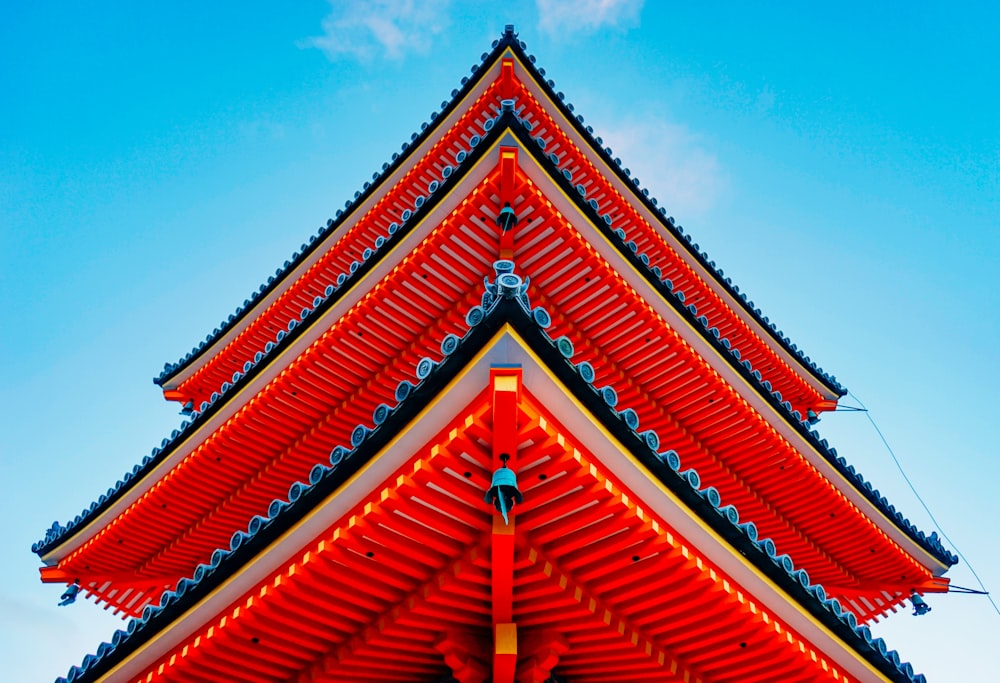 Foto de ángulo bajo del templo rojo y azul de la pagoda