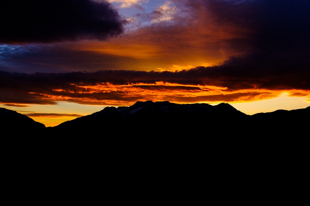 silhouette de montagnes pendant l’heure dorée