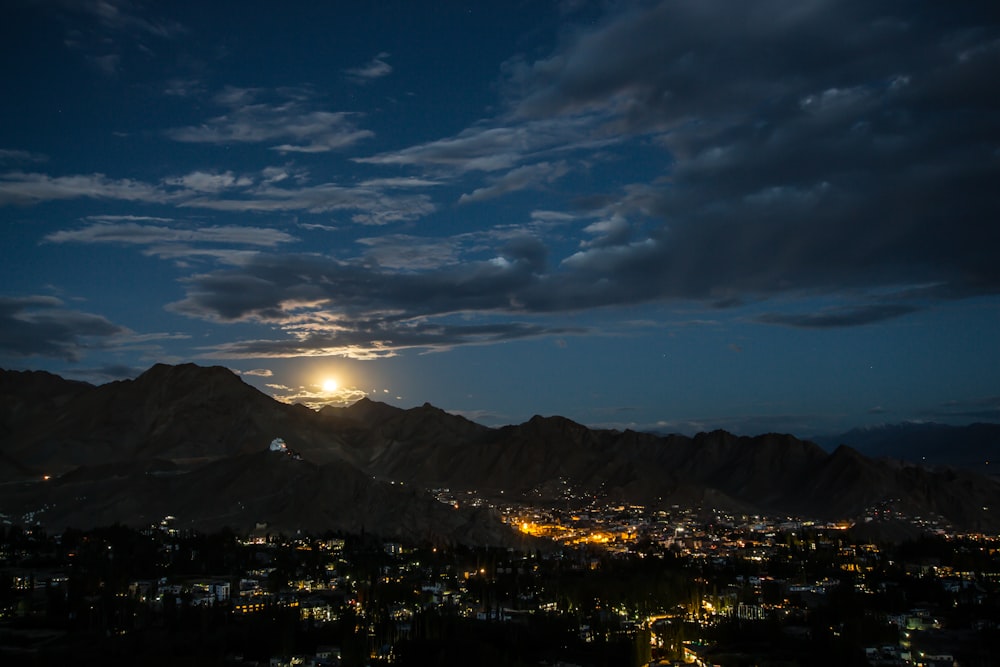 edificio con luci durante la notte