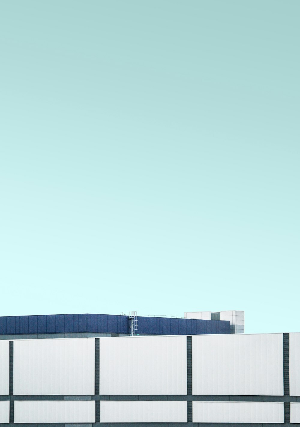 Foto eines Gebäudes mit blauem Dach