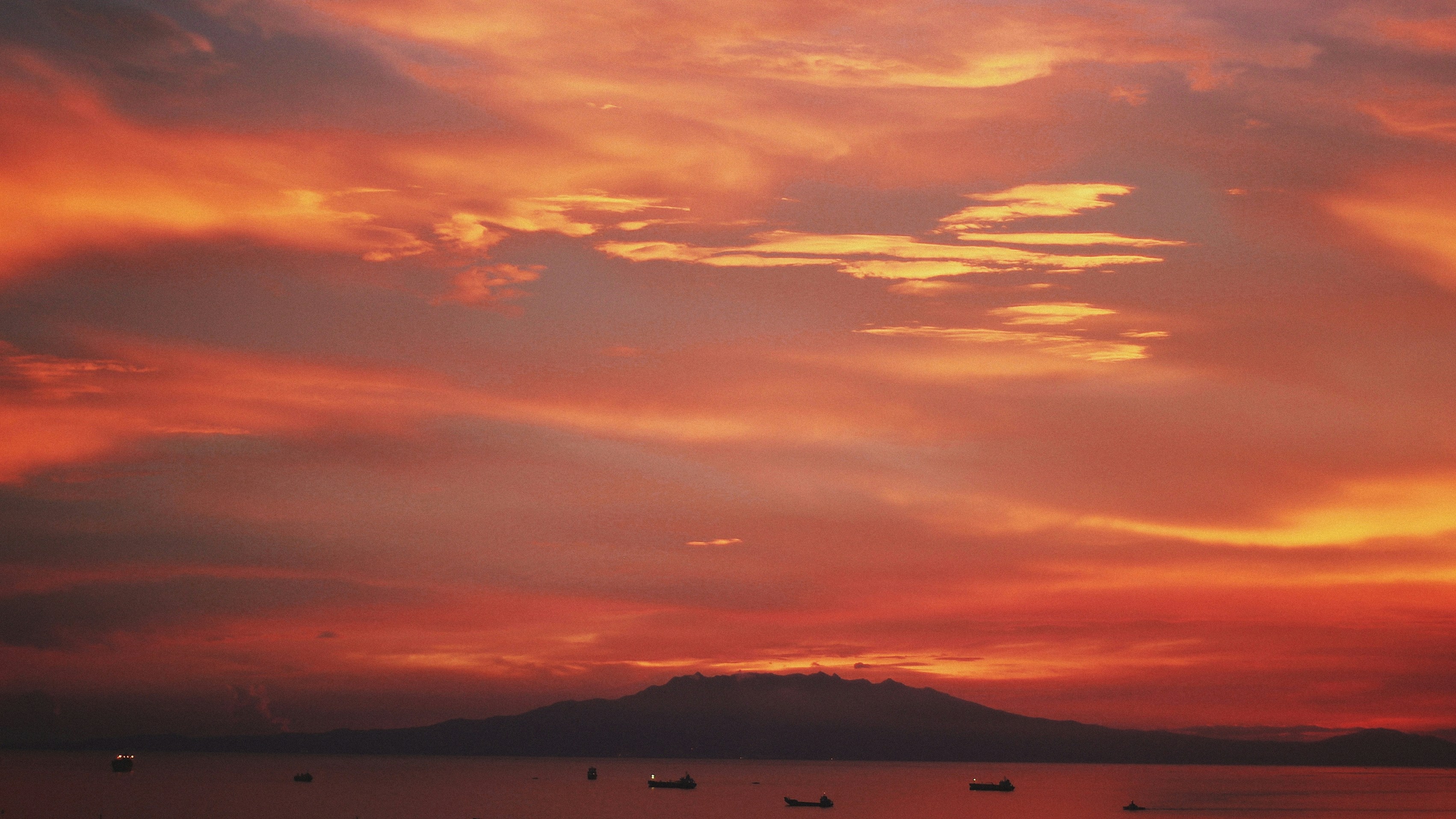方面，要吸引人，同时包含关键词。比如蓝眼泪，自然与文化交融的璀璨明珠这样的标题，既点明了主题，又有文化深度