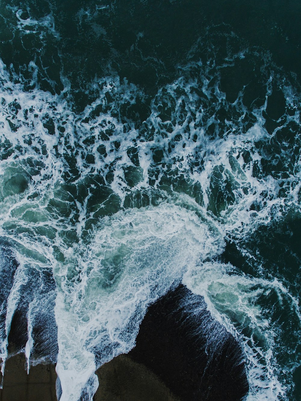 Photographie aérienne des vagues de la mer pendant la journée