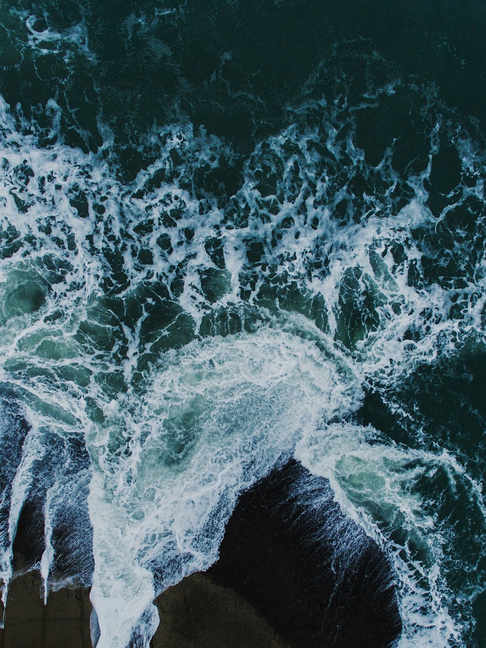 Fotografía aérea de las olas del mar durante el día
