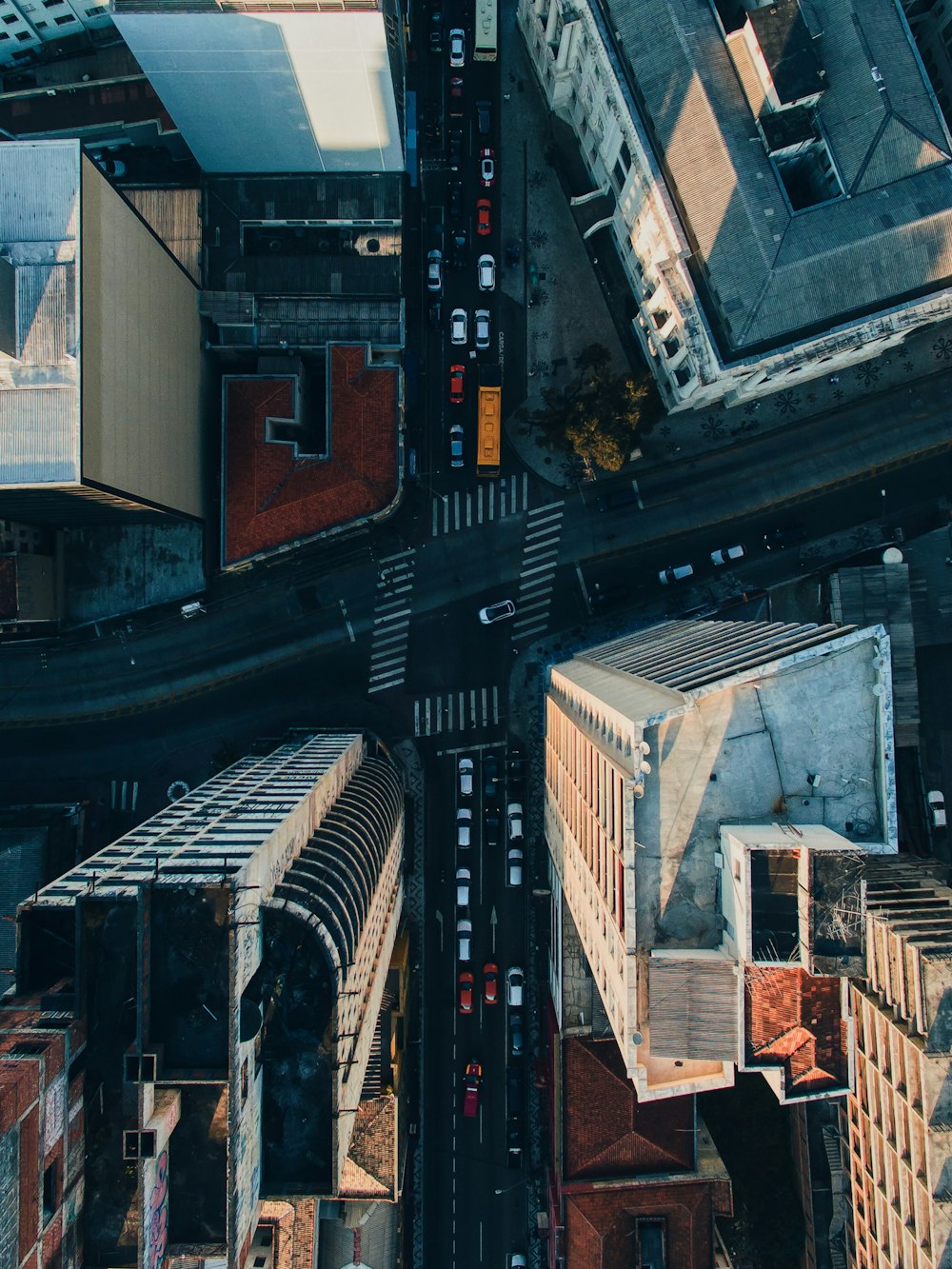 Luftaufnahme einer Straßenkreuzung, die von Hochhäusern umgeben ist