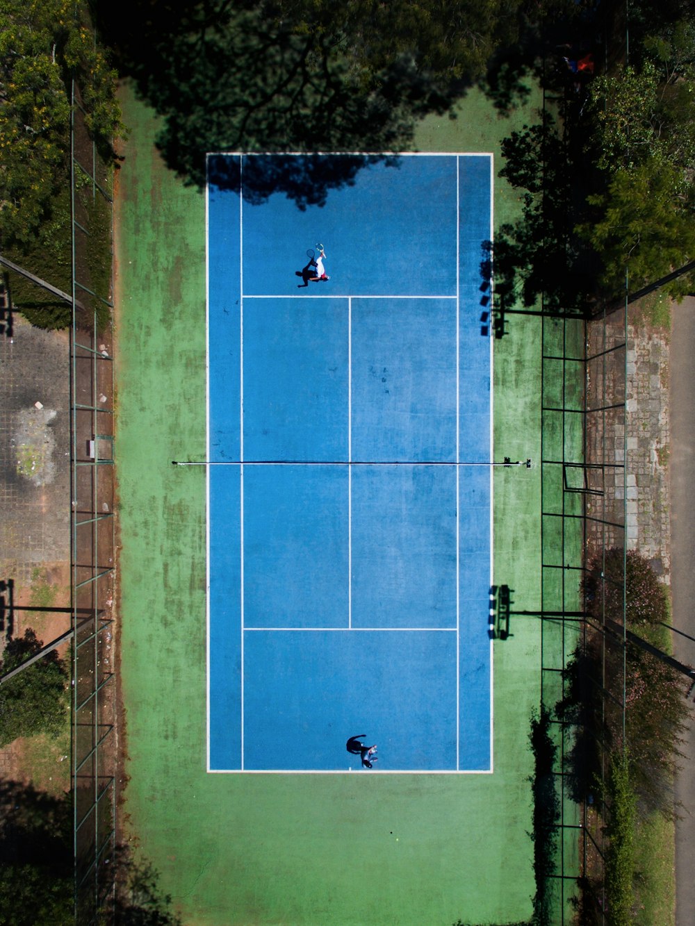 テニスをする2人の男性