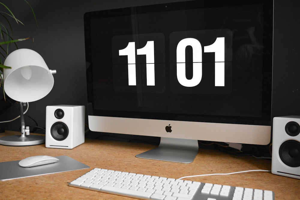 iMac plateado con Magic Mouse y Apple Keyboard con teclado numérico