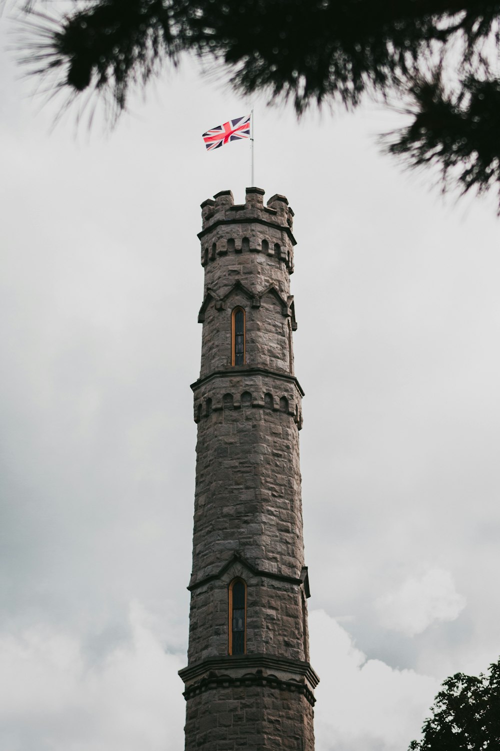 torre in cemento grigio con bandiera del Regno Unito