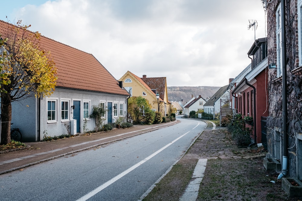 Straße in der Nähe von Häusern