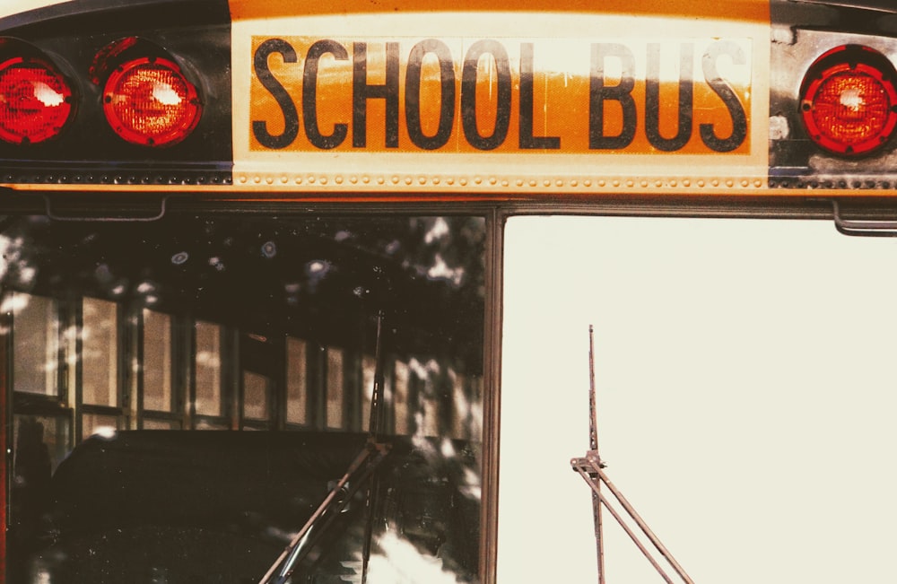 학교 버스의 근접 촬영 사진