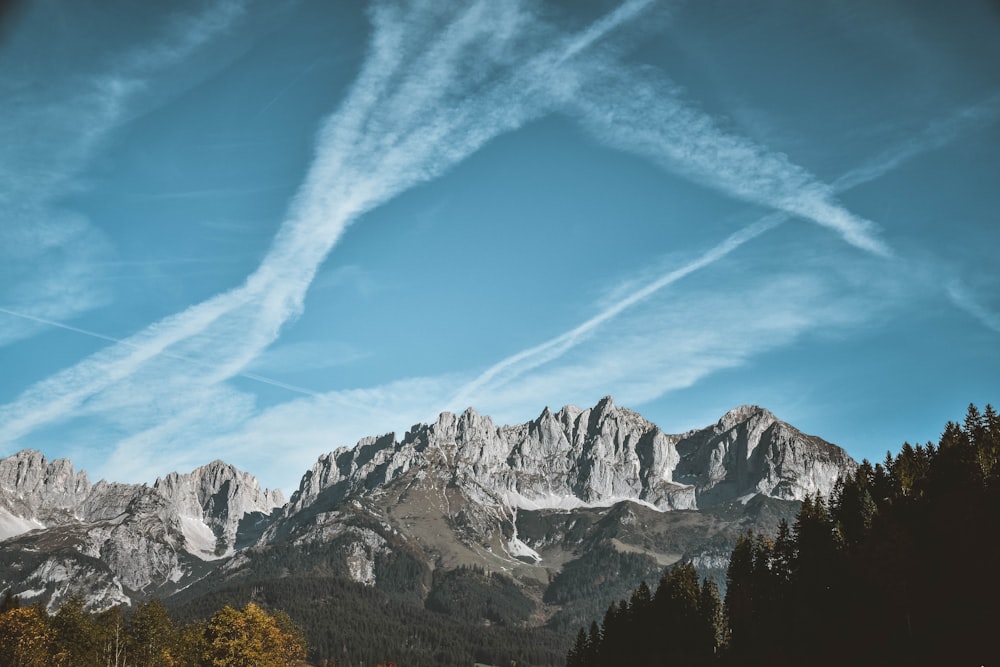 Graue Felsberge unter weißem Himmel