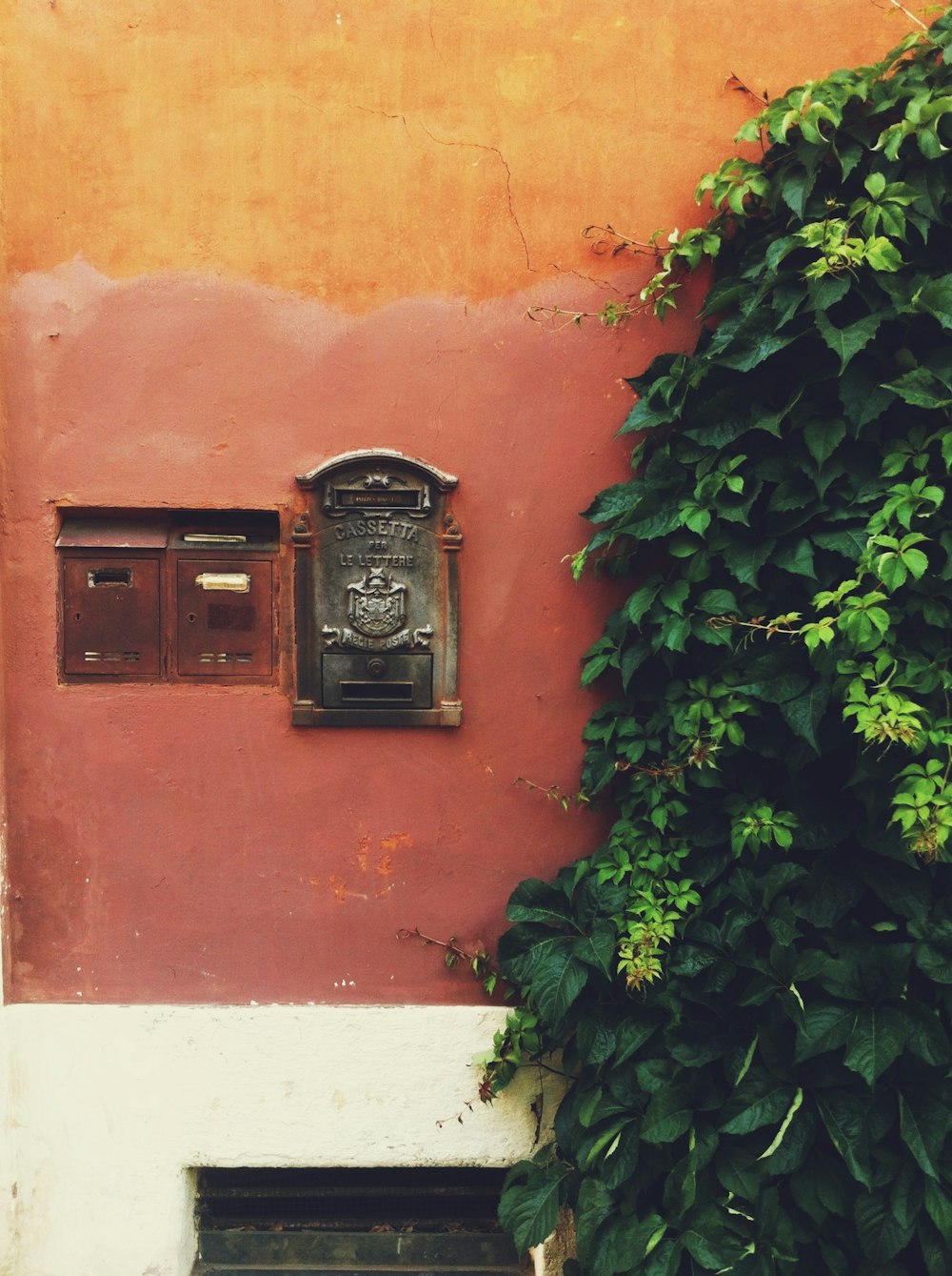 schwarzer Briefkasten an der Wand