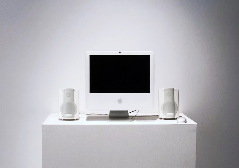 화이트 테이블 위의 Apple Studio Display 모니터
