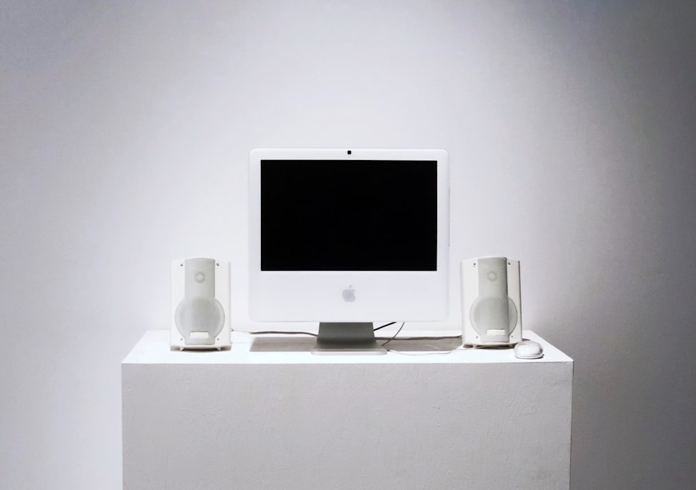 Monitor Apple Studio Display sobre mesa blanca