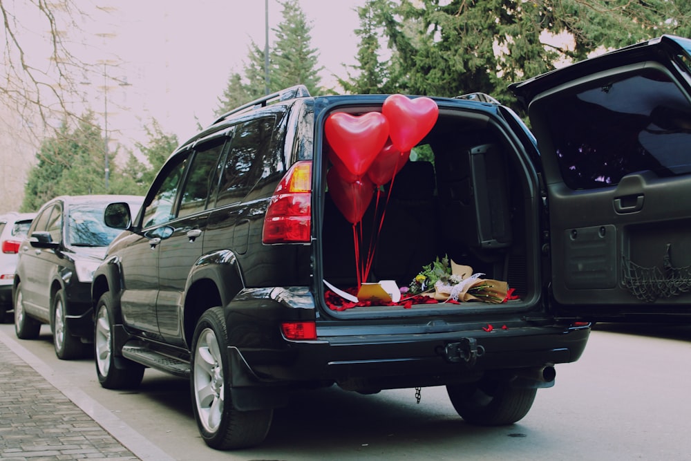 ballons coeur rouge à l’intérieur de la voiture