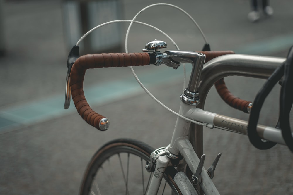 Bicicleta de carretera gris y marrón