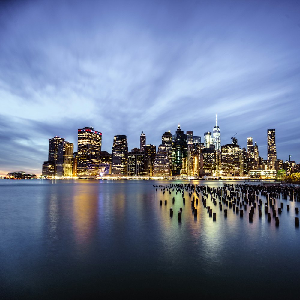 Paisagem urbana de Nova York perto do corpo de água