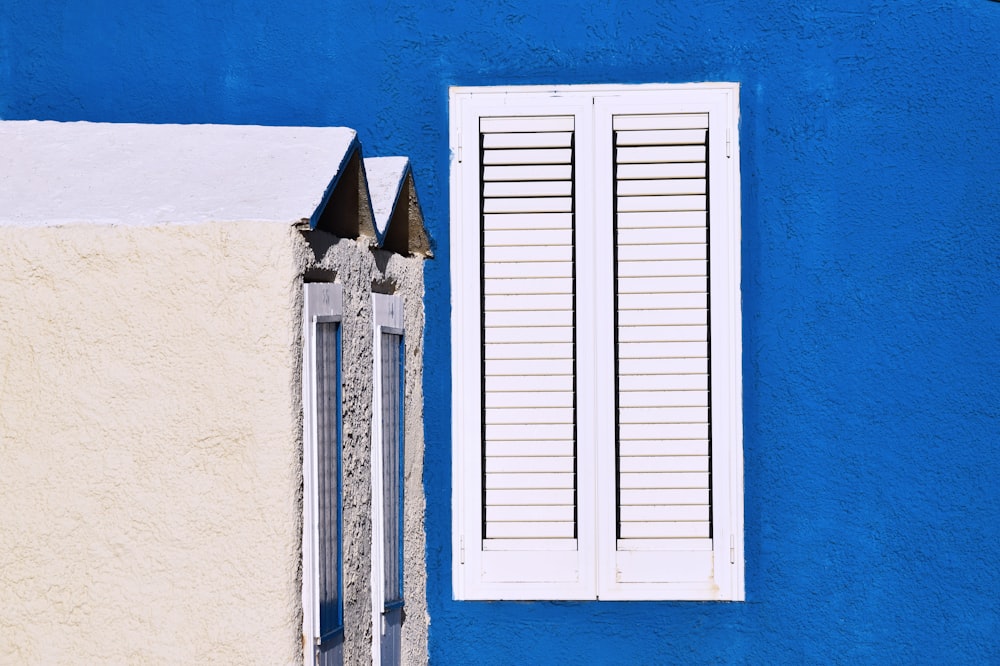 Ilustración de ventana con persianas blancas